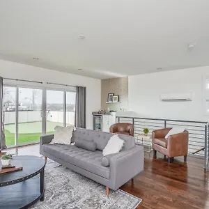 Whiskey House With Rooftop Golf, Views! 8min To Downtown! Sleeps 9! Holiday home